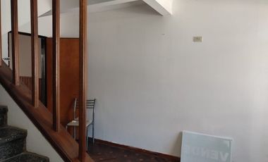 RETASADO ! IMPERDIBLE OPORTUNIDAD VENDO CASA A METROS DE LA PLAZA DE MAYO Y PEATONAL APTA CREDITO