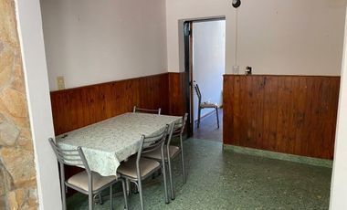 RETASADO ! IMPERDIBLE OPORTUNIDAD VENDO CASA A METROS DE LA PLAZA DE MAYO Y PEATONAL APTA CREDITO