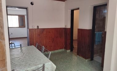RETASADO ! IMPERDIBLE OPORTUNIDAD VENDO CASA A METROS DE LA PLAZA DE MAYO Y PEATONAL APTA CREDITO
