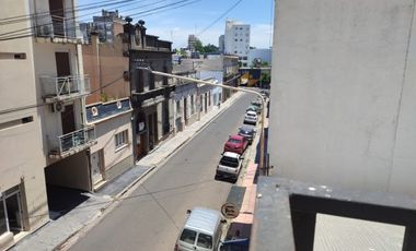 RETASADO ! IMPERDIBLE OPORTUNIDAD VENDO CASA A METROS DE LA PLAZA DE MAYO Y PEATONAL APTA CREDITO