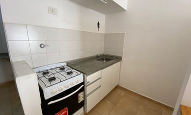 SE VENDE MONOAMBIENTE PLANTA BAJA CON PATIO ZONA CENTRO