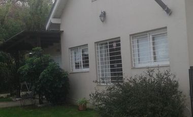 Chalet tres ambientes con gran parte con piscina + dpto. de un ambiente. Sierra de los Padres