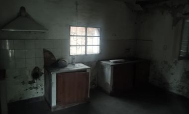 Lote con casa a reciclar
