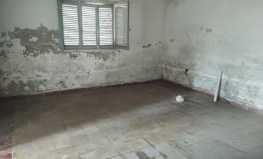 Lote con casa a reciclar