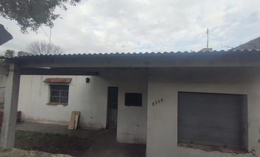 Lote con casa a reciclar