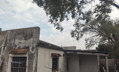 Lote con casa a reciclar