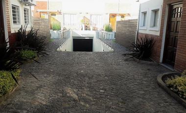 Duplex de 3 Ambientes con Patio y Cochera.