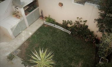 Duplex de 3 Ambientes con Patio y Cochera.