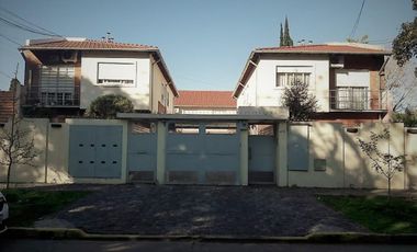 Duplex de 3 Ambientes con Patio y Cochera.