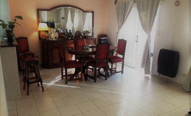 Duplex de 3 Ambientes con Patio y Cochera.