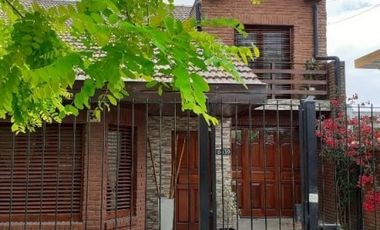 CHALET 5 AMBIENTES DESARROLLADA EN DOS PLANTAS, PARQUE Y GARAGE. MUY LINDA!!! LOS PINARES