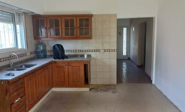 (AUT 358) BARRIO SAN JOSE, MORENO. EXCELENTE VIVIENDA CON TERRENO Y ESCRITURA (TODOS LOS SERVICIOS)