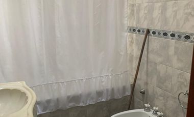 Casa Americana con Cochera Pasante Para Dos Autos en Importante Lote.