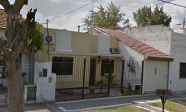 Casa Americana con Cochera Pasante Para Dos Autos en Importante Lote.