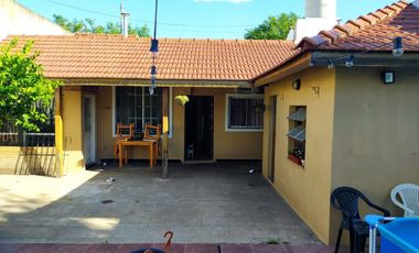 Casa Americana con Cochera Pasante Para Dos Autos en Importante Lote.