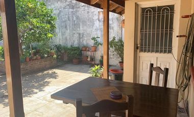 Casa Americana con Cochera Pasante Para Dos Autos en Importante Lote.