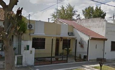 Casa Americana con Cochera Pasante Para Dos Autos en Importante Lote.