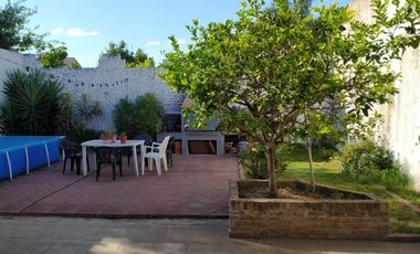 Casa Americana con Cochera Pasante Para Dos Autos en Importante Lote.