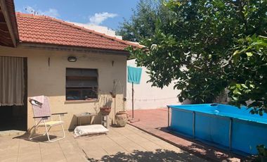 Casa Americana con Cochera Pasante Para Dos Autos en Importante Lote.