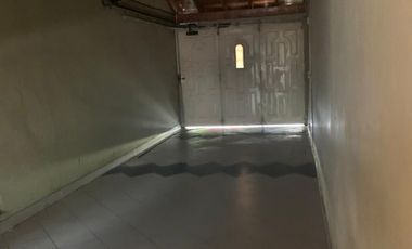 Casa Americana con Cochera Pasante Para Dos Autos en Importante Lote.