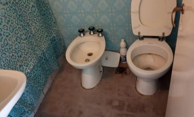 Departartamento de un ambiente equipado para cuatro personas