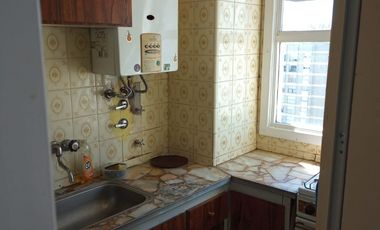 Departartamento de un ambiente equipado para cuatro personas