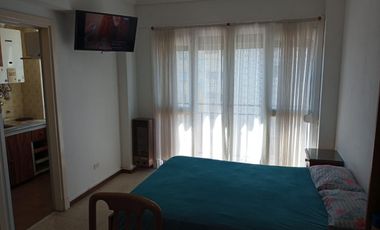 Departartamento de un ambiente equipado para cuatro personas