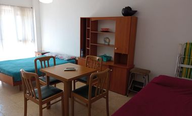 Departartamento de un ambiente equipado para cuatro personas