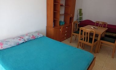 Departartamento de un ambiente equipado para cuatro personas