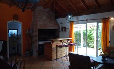 Magnifica Casa Sobre Lote Multifamiliar - 1 1/2 Cuadra de La Playa