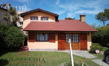 Magnifica Casa Sobre Lote Multifamiliar - 1 1/2 Cuadra de La Playa