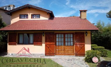 Magnifica Casa Sobre Lote Multifamiliar - 1 1/2 Cuadra de La Playa