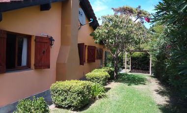 Magnifica Casa Sobre Lote Multifamiliar - 1 1/2 Cuadra de La Playa