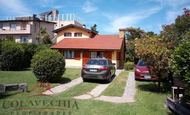 Magnifica Casa Sobre Lote Multifamiliar - 1 1/2 Cuadra de La Playa