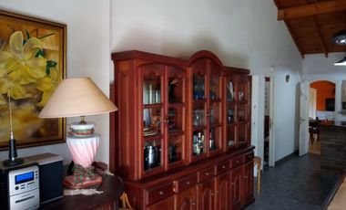Magnifica Casa Sobre Lote Multifamiliar - 1 1/2 Cuadra de La Playa