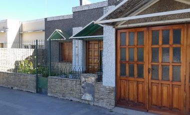 VENTA: CASA DE 2 DORMITORIOS EN SANTA ROSA, BARRIO NUESTRA SEÃORA DE LUJAN