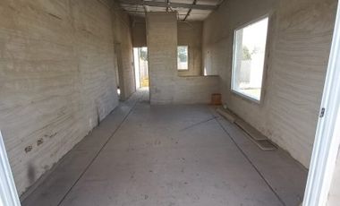 En venta casa dos dormitaros con cochera pasante y patio verde