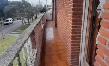 VENTA CHALET PARQUE LURO!  OCHO AMBIENTES MAS COCHERA-- 