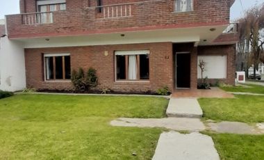 VENTA CHALET PARQUE LURO!  OCHO AMBIENTES MAS COCHERA-- 