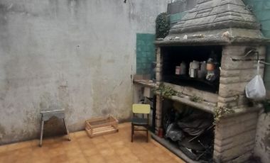 VENTA CHALET PARQUE LURO!  OCHO AMBIENTES MAS COCHERA-- 