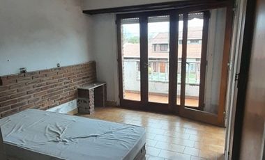 VENTA CHALET PARQUE LURO!  OCHO AMBIENTES MAS COCHERA-- 
