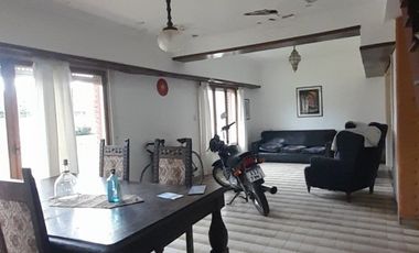 VENTA CHALET PARQUE LURO!  OCHO AMBIENTES MAS COCHERA-- 