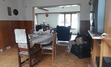 VENTA CHALET PARQUE LURO!  OCHO AMBIENTES MAS COCHERA-- 