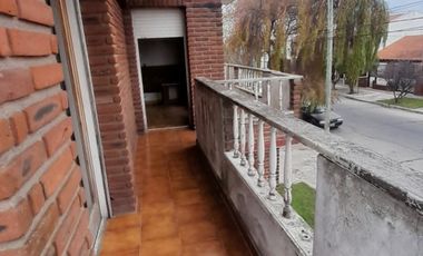 VENTA CHALET PARQUE LURO!  OCHO AMBIENTES MAS COCHERA-- 