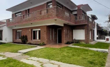 VENTA CHALET PARQUE LURO!  OCHO AMBIENTES MAS COCHERA-- 