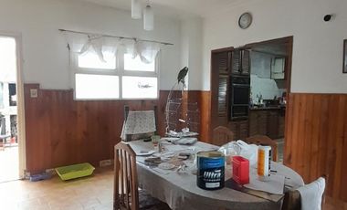 VENTA CHALET PARQUE LURO!  OCHO AMBIENTES MAS COCHERA-- 
