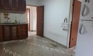 VENTA CHALET PARQUE LURO!  OCHO AMBIENTES MAS COCHERA-- 