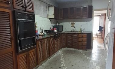 VENTA CHALET PARQUE LURO!  OCHO AMBIENTES MAS COCHERA-- 