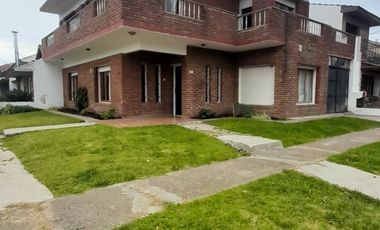 VENTA CHALET PARQUE LURO!  OCHO AMBIENTES MAS COCHERA-- 