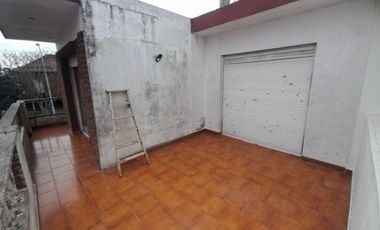 VENTA CHALET PARQUE LURO!  OCHO AMBIENTES MAS COCHERA-- 